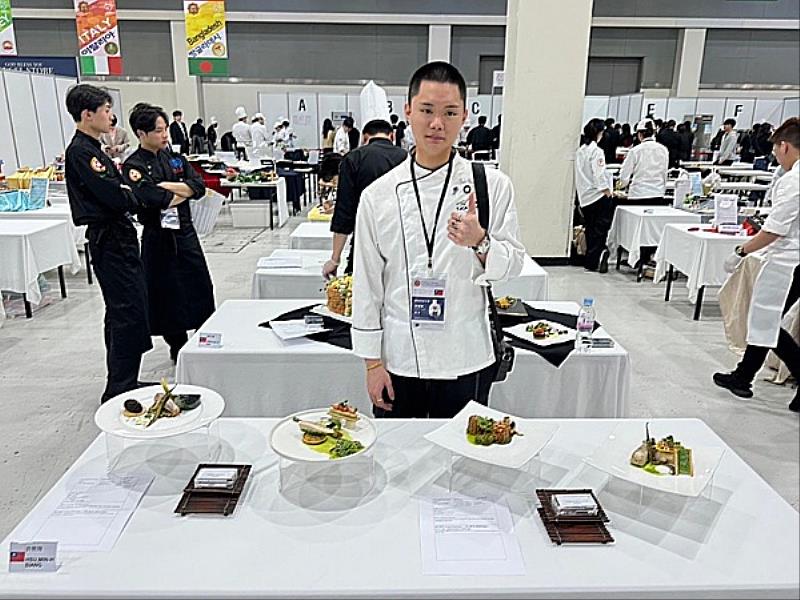 南臺科大餐旅系許閔翔同學勇奪2024韓國世界美食奧林匹克大賽開胃菜展示金牌及地方小吃展示銀牌。