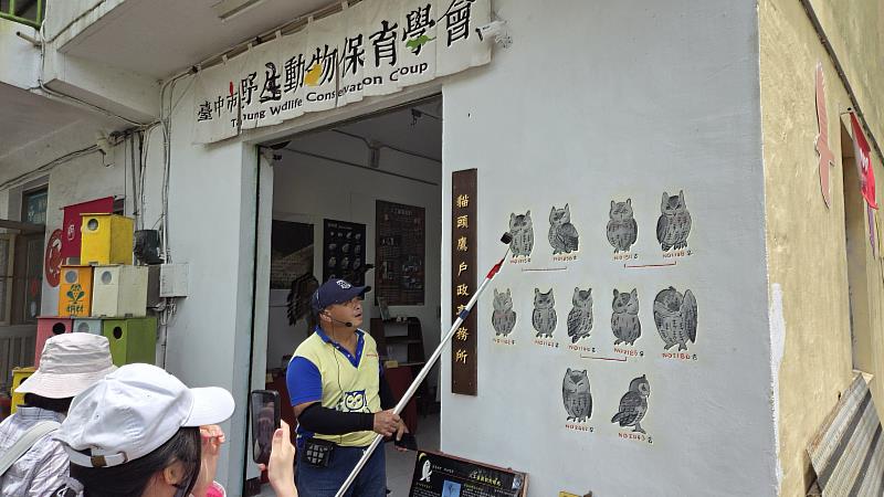 「貓頭鷹爸爸」江榮富理事長介紹桐林社區復育貓頭鷹工作，追縱調查記錄的編號成果。