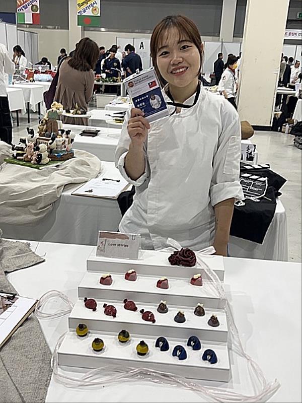 南臺科大餐旅系劉芸辰同學勇奪2024韓國世界美食奧林匹克大賽韓式擠花蛋糕展示金牌。
