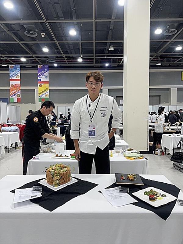南臺科大餐旅系周仕倫同學勇奪2024韓國世界美食奧林匹克大賽韓式擠花蛋糕展示金牌。