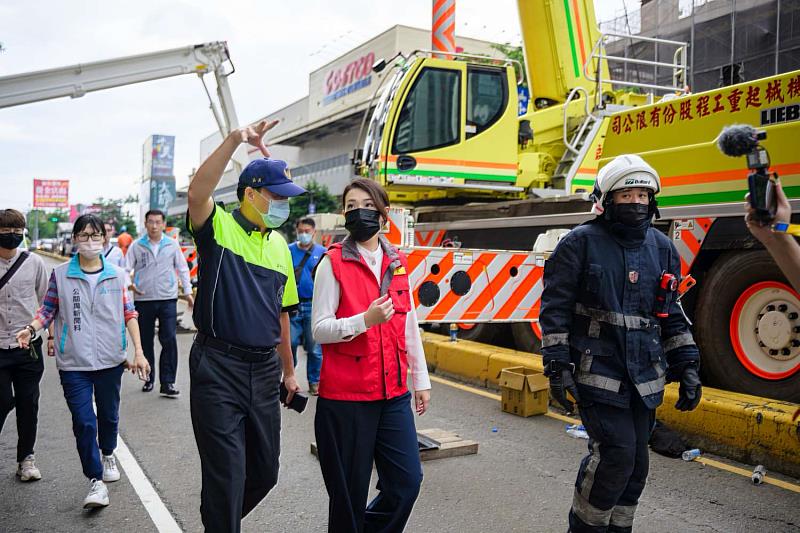 圖1 高虹安市長一早偕同消防局長李世恭、警察局長邱紹州至火災現場關切疏散情況
