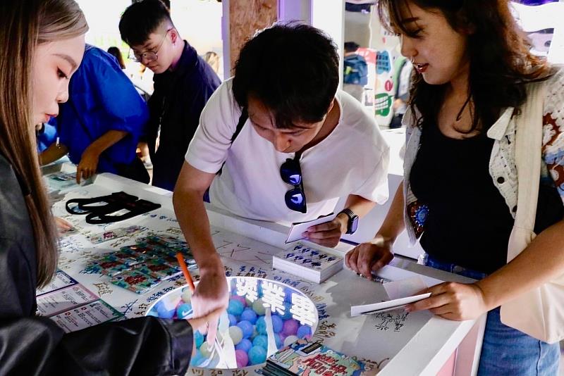 崑大公廣系畢製「多廣賢事」青春設計節亮相，學生與民眾進行互動遊戲