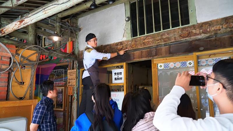 南華文創系師生走入社區，推動在地文化永續，觀摩文物修復。