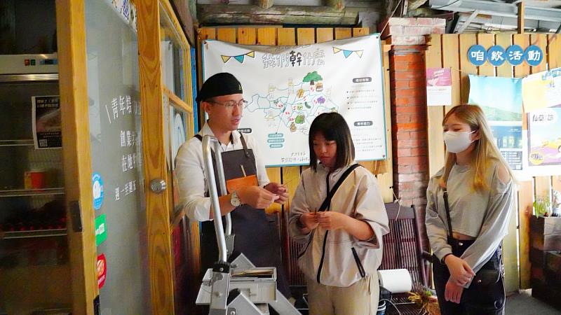 南華文創系師生走入社區，推動在地文化永續，觀摩文物修復方式。