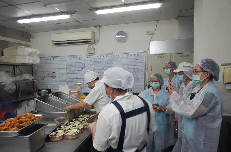 媒體報導臺鐵便當內有「斷頭大蟑螂」事件 臺東縣府主動追蹤稽查 並要求限期改善