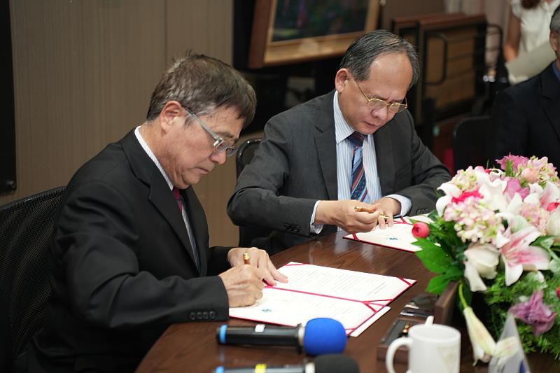 興大校長詹富智（左）與臺中榮總院長陳適安（右）代表簽約