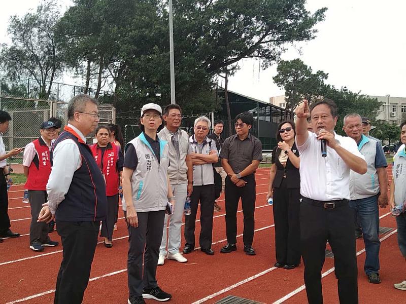 圖2：沈永昆校長向秘書長、市政顧問及來賓介紹本次操場及 周邊 設施整建工程。