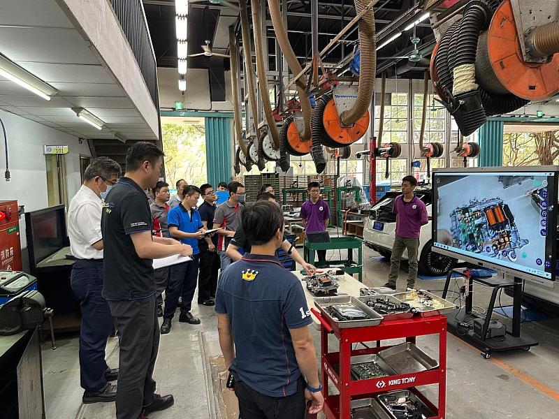 中彰投分署訓練師利用實物投影機進行電動化車輛相關零組件構造說明。