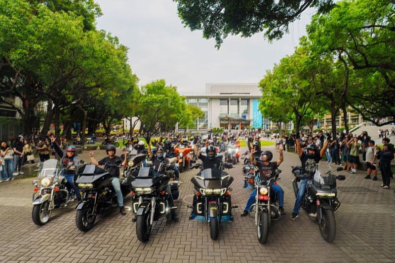 近百台哈雷機車共襄盛舉，讓逢甲大學師生體驗其設計及工藝之美