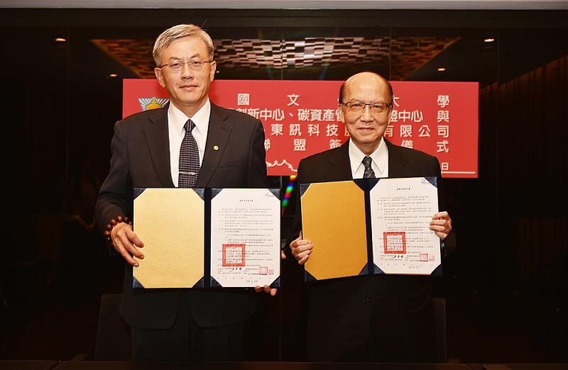 合作備忘錄簽署由東訊公司劉兆凱董事長(右)及文化大學王志誠副校長(左)代表進行簽署