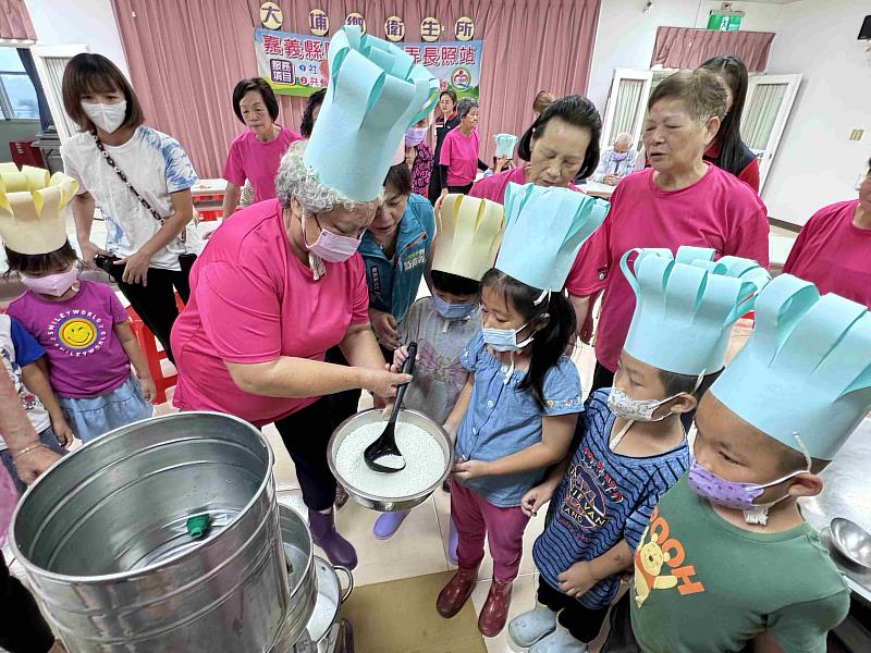 嘉義縣老幼共融學長照 學童滿意度高達98%