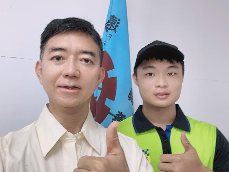 圖說：吳俊諺（右）與電機系主任盧宜裕合影。（圖/遠東科技大學提供）