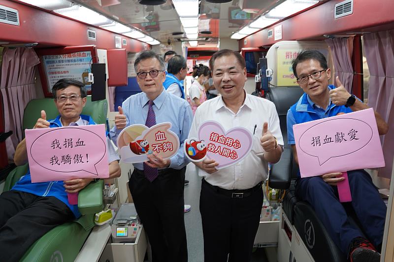 新竹縣政府副縣長陳見賢（右二）有定期捐血習慣，他與縣府員工鼓勵大眾響應捐血。圖為去年縣府捐血活動。