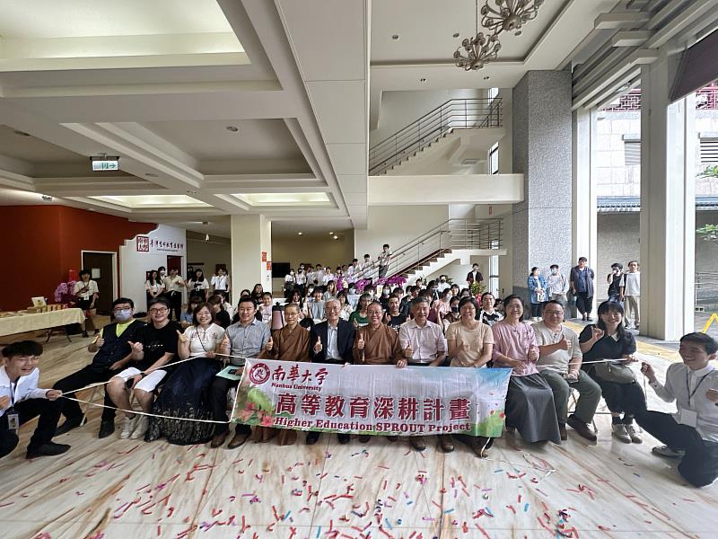 南華大學文學系舉辦畢業展，開幕式大合照。