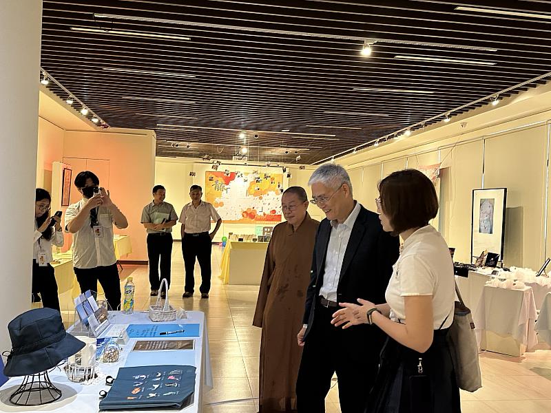 南華大學文學系舉辦畢業展，高俊雄校長(中)與人文學院院長慧開法師(左)參觀展覽。