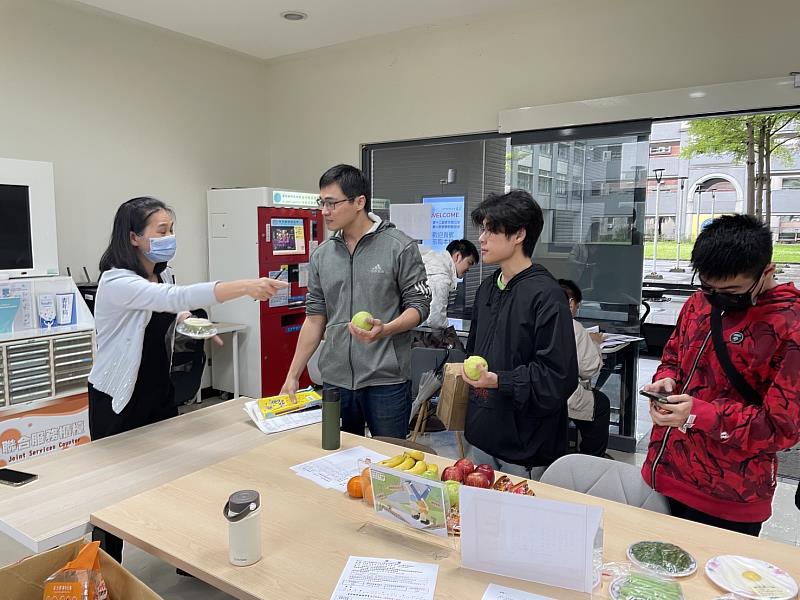 透過活動設計，教導同學了解成人每日飲食指南中的水果建議量。