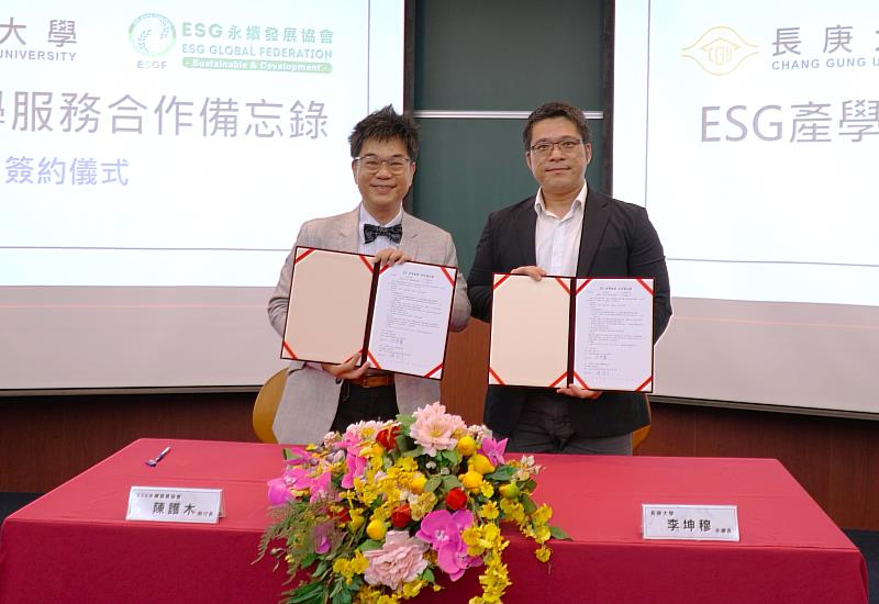 李坤穆永續長(右)與陳護木執行長(左)代表簽署備忘錄。