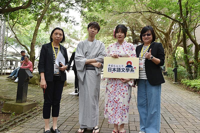 日文系學生經常穿著日本傳統服飾，融入環境練習口說實力。