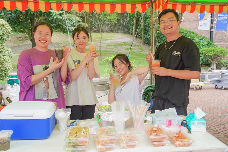 行銷系越南學生以家鄉美食創業擺攤，締造銷售佳績。