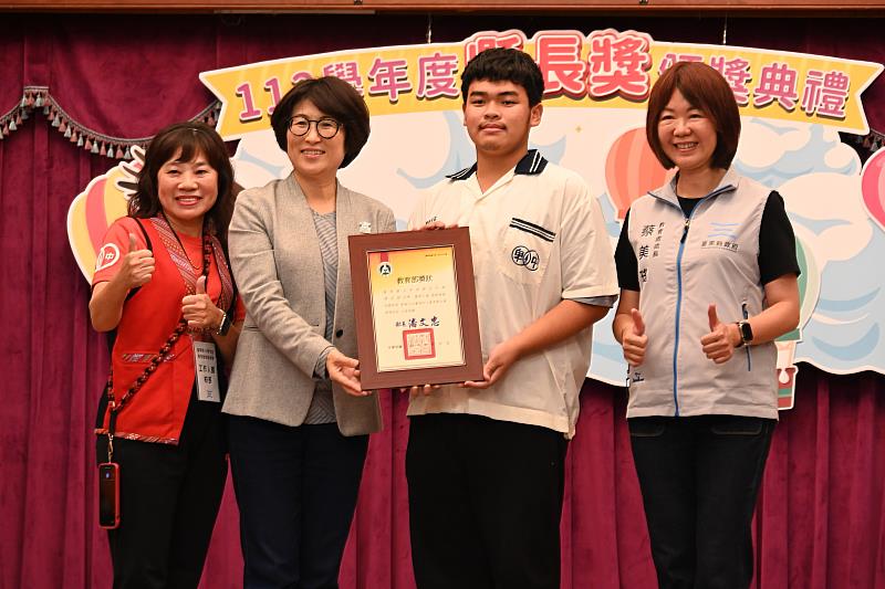 臺東縣112學年度國中小應屆畢業生縣長獎頒獎 饒慶鈴親頒發並勉勵學子積極探索潛能適性發展