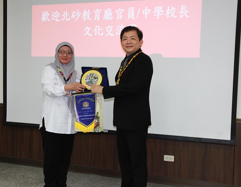 馬來西亞北砂教育廳教育廳長Mariam Monek(左)與元培王綮慷校長互贈禮物