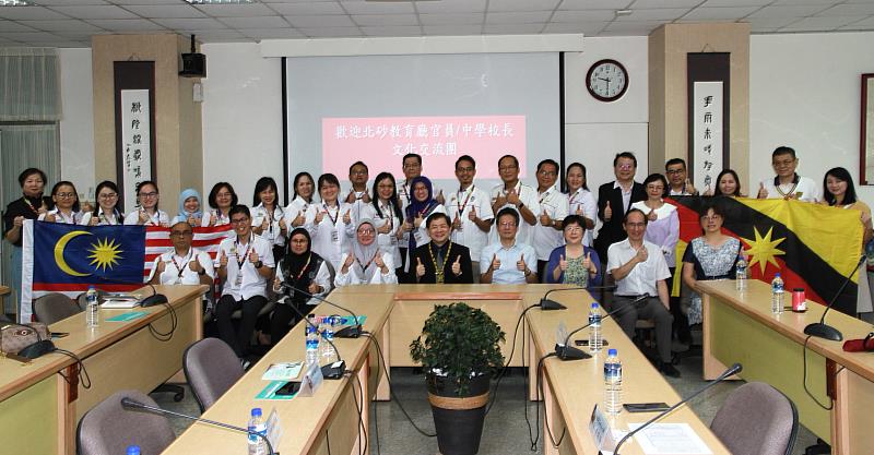 馬來西亞北砂教育廳官員及中學校長文化交流團與元培師長合影