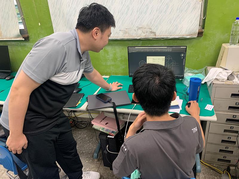 中彰投分署職訓老師耐心指導阿騰使用繪圖軟體