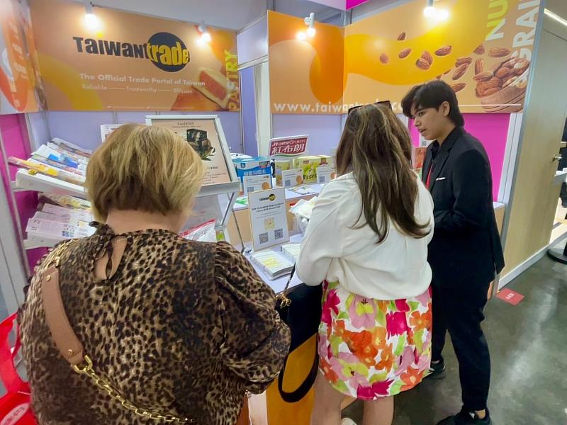 台灣經貿網工作人員於展覽現場推介我商產品，與買主熱切互動。(貿協提供)