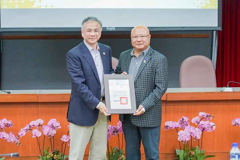 新竹北區扶輪社副社長古信基(右)代表接受朝陽科大感謝狀。