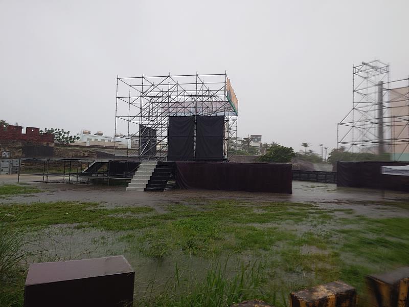 近日豪大雨導致南國生活節活動場地積水泥濘。