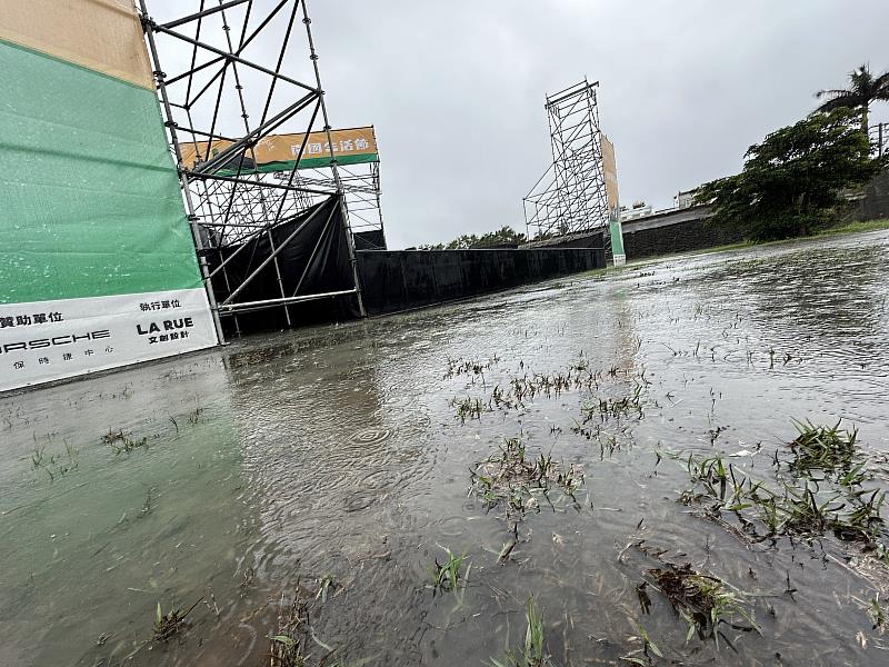 近日豪大雨導致南國生活節活動場地積水泥濘。