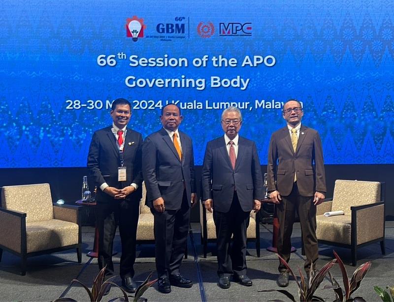 APO馬來西亞生產力機構首長Mr. Zahid Ismail(左1)、APO馬來西亞理事Datuk Kamaruzzaman Johari(左2)、APO中華民國理事許勝雄董事長暨APO第65屆理事主席(右2)、APO秘書長Dr. Indra Pradana Singawinata(右1)