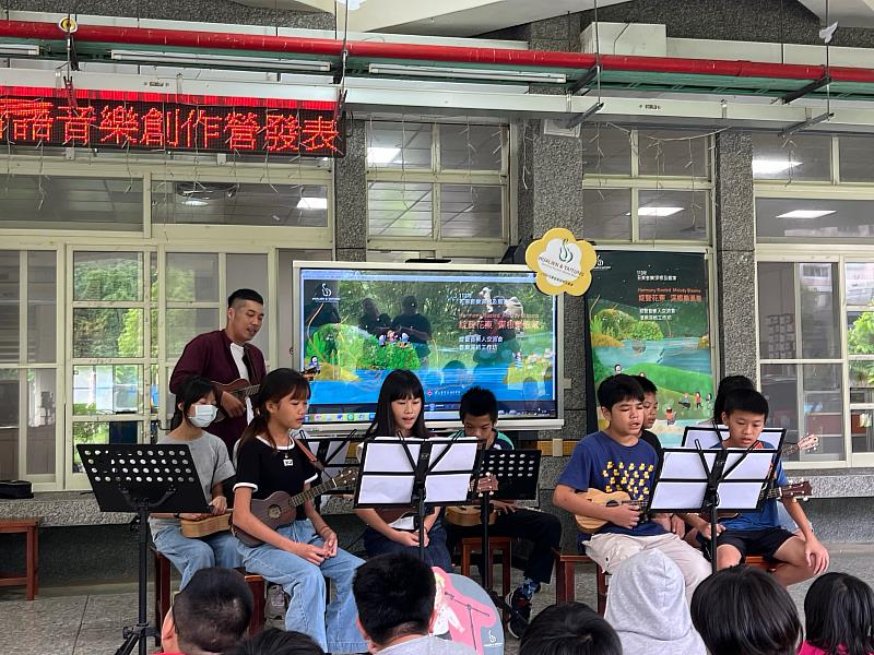 溫泉國小高年級學生以烏克麗麗伴奏演唱自創的台語童謠