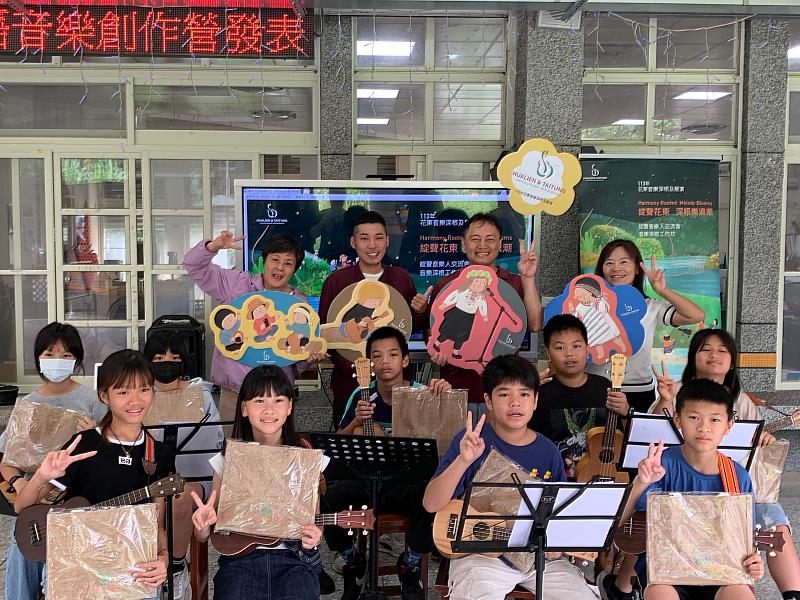 音樂人楊逸文(立排左2)與台語童謠工作坊學員合影
