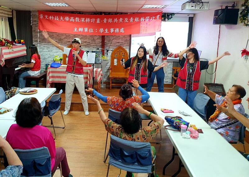 景文科大原民生與義廚團至部落陪耆老歡樂用餐。