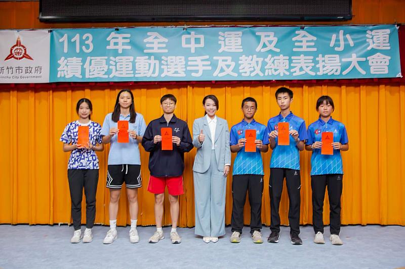 新竹市全中運及全小運代表隊表現亮眼，市長高虹安頒發獎勵金，勉勵持續突破自我、再創佳績。