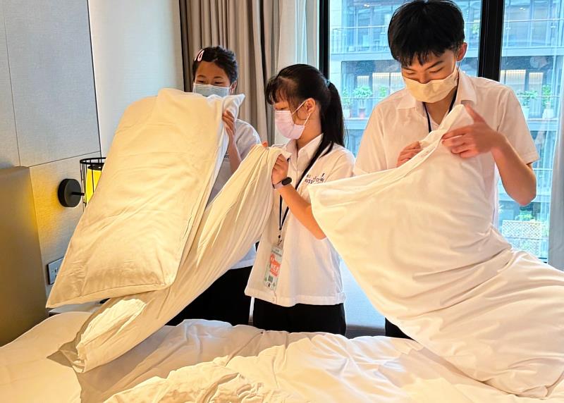 北分署與台北士林萬麗酒店合作，帶領身心障礙學生體驗房務整理工作。