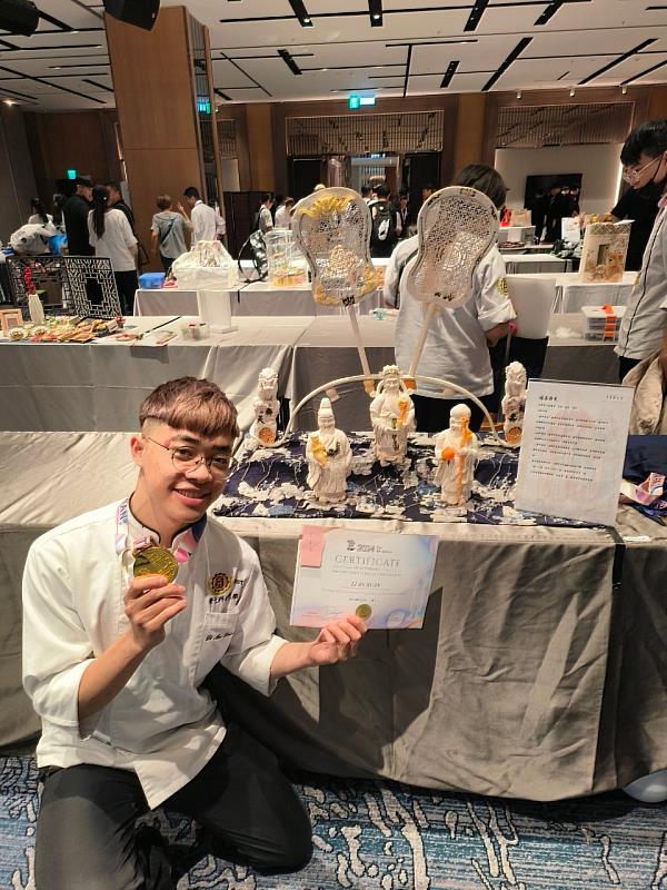 李安璿作品福壽齊天榮獲餐飲藝術類食材組金牌。