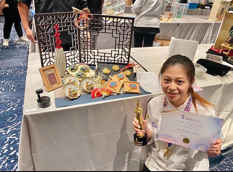 黃若淳在餐飲藝術類烘焙組作品古樸糖魅榮獲金牌及全場最高分小金人獎座。