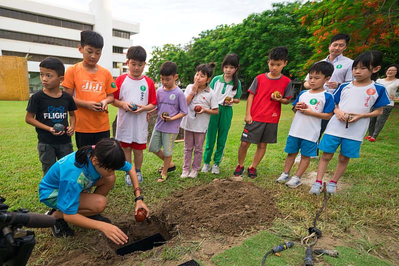 南投縣內國小學童參與時光膠囊製作並埋藏於工藝樹周圍，一同許下對未來的期待與希望。