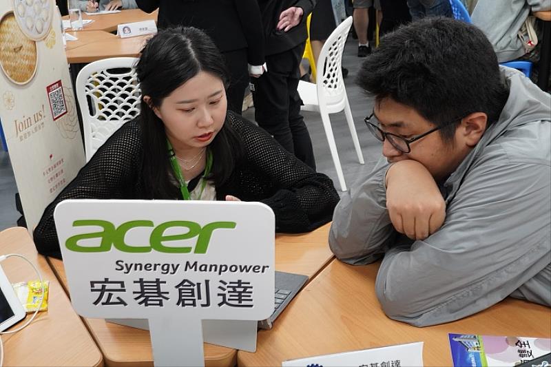 圖／應用外語暨智慧商務學士學位學程的日籍生次部大樹（右），期望能夠在台灣IT產業實習，未來順利留在台灣就業。