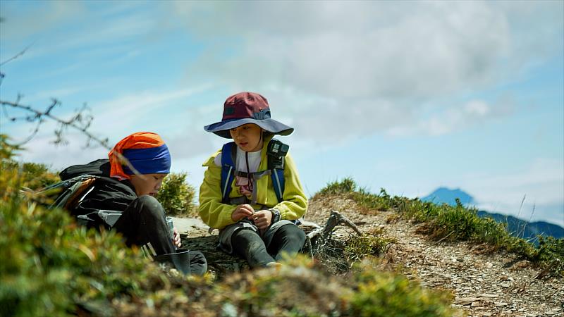 《登山總動員》節目中，可以看到孩子與團隊之間的互信關係。