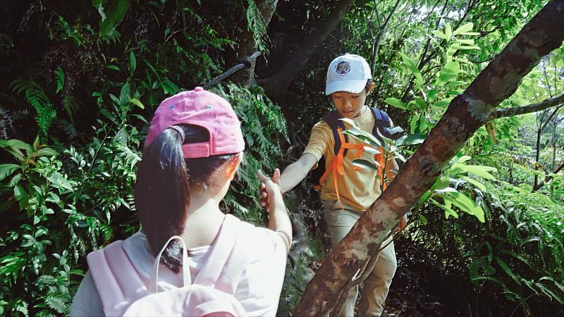 《登山總動員》的拍攝過程，團隊不過度介入，孩子在爬山過程中真實呈現互助與互信。