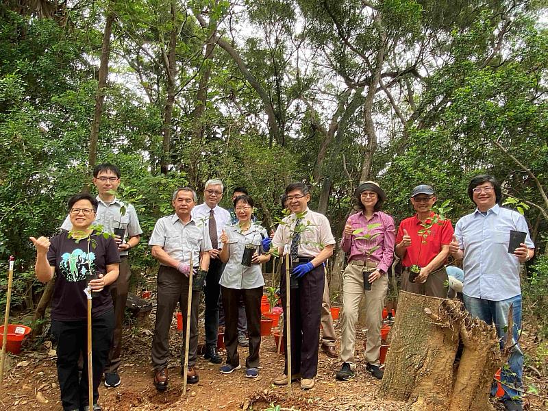 東海大學已啟動“Tree Bank 樹銀行”計畫，以勞作教育、永續發展教育為基礎，呼籲民眾和學生參與植樹行動，保護老樹、建立微型森林，實現永續發展的目標。