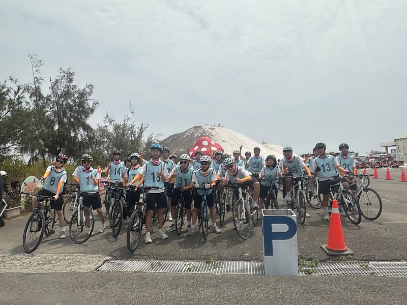 七股鹽山推廣低碳旅遊，邀請民眾於6月3日世界自行車日當天騎乘自行車入園，即可獲得一個精美鹽御守!