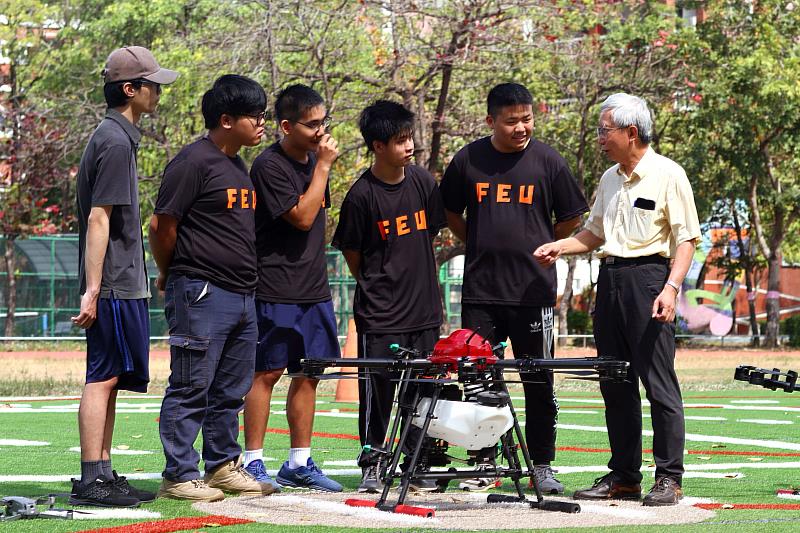 張偉國老師（右）指導學生無人機飛行操作課程。（圖/遠東科技大學提供）