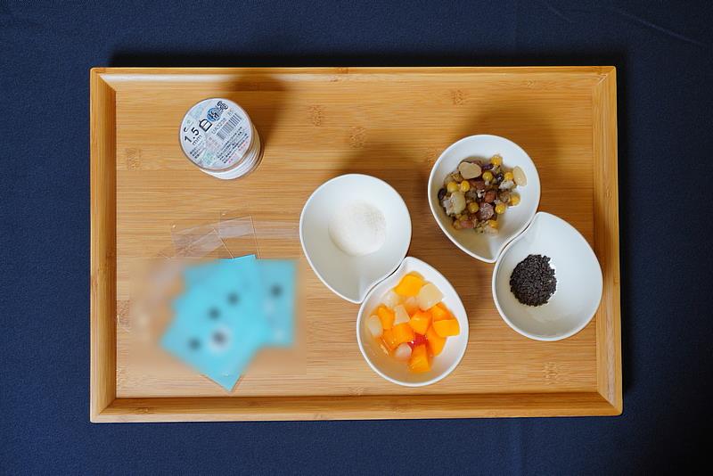慶祝端午節，花蓮慈院推出水果八寶粽，製作材料包括包裝袋、洋菜粉、八寶豆、水果丁、山粉圓、與棉線。