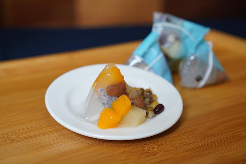 晶瑩剔透的洋菜凍包裹著豐富美味的食材，水果八寶粽營養又健康。