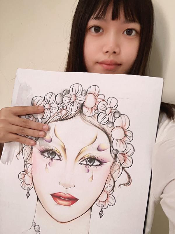 李苡嫻以蝴蝶和線條創作的競賽作品奪下「2024第十屆亞洲美容節美容藝術家大賽」化妝創作－2D紙圖冠軍