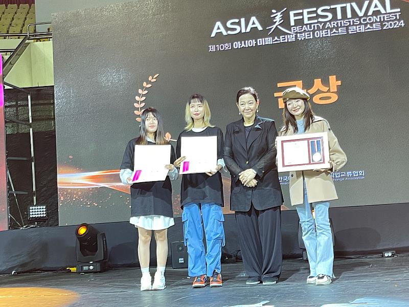 Ahn mee ryu 主席(右2)頒證感謝狀和獎狀予時尚系師生